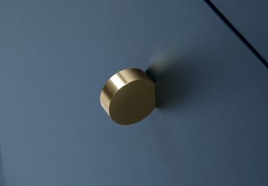 Ilustrační foto - Komoda MONO MK104 granát (7/10)